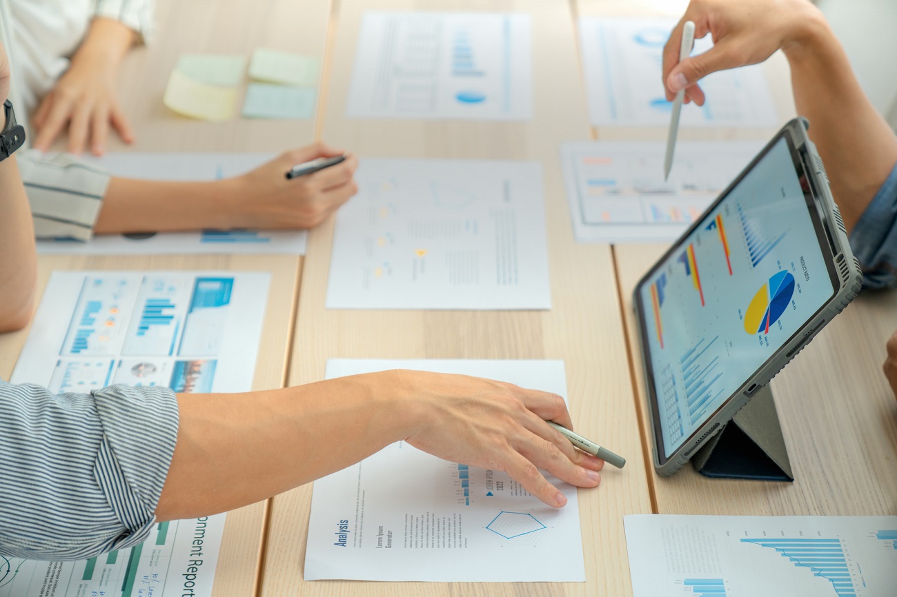 Colleagues analyzing financial data generated with AI-powered Excel | © Cravetiger / Moment / Getty Images