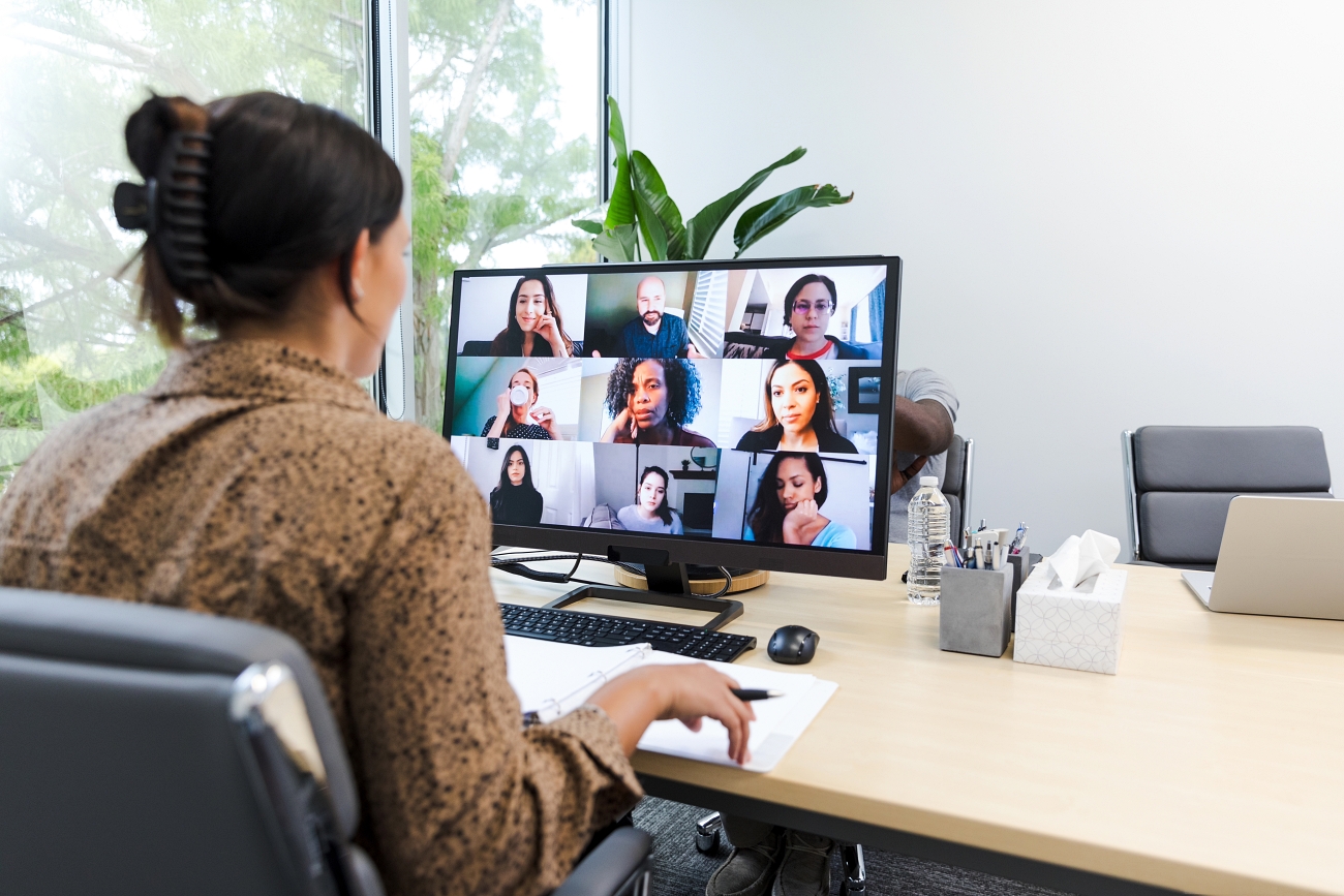 Businesswoman entrepreneur meets with investor team via a virtual meeting. | © SDI Productions / E+ / Getty Images